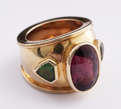 Lot 708 - Theo Fennell: a red and green tourmaline and 18ct yellow gold ring