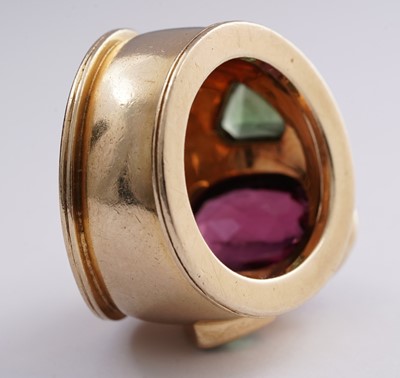 Lot 708 - Theo Fennell: a red and green tourmaline and 18ct yellow gold ring