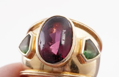 Lot 708 - Theo Fennell: a red and green tourmaline and 18ct yellow gold ring