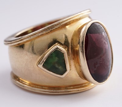 Lot 708 - Theo Fennell: a red and green tourmaline and 18ct yellow gold ring