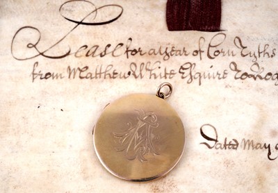 Lot 27 - An Edwardian 9ct gold locket