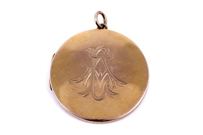 Lot 27 - An Edwardian 9ct gold locket