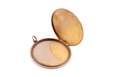 Lot 27 - An Edwardian 9ct gold locket