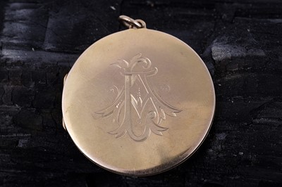 Lot 27 - An Edwardian 9ct gold locket