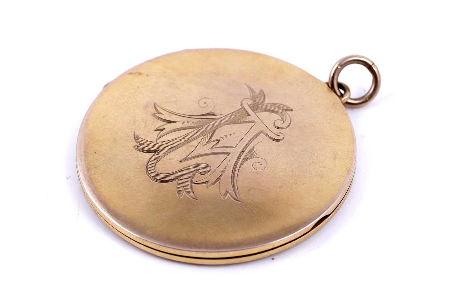 Lot 27 - An Edwardian 9ct gold locket
