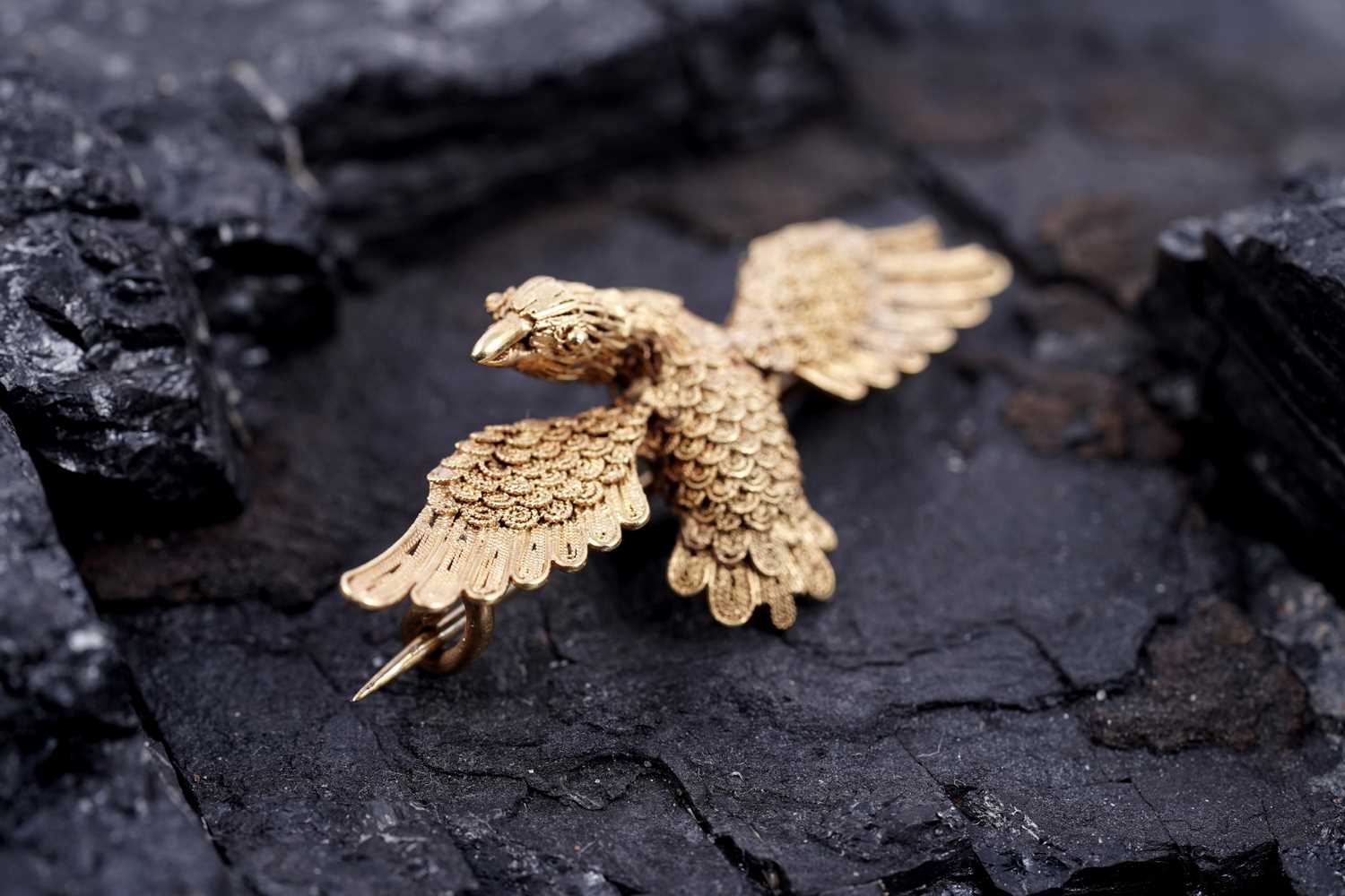 Lot 30 - A Chinese gold filigree brooch in the form of the mythological Fenghuang bird