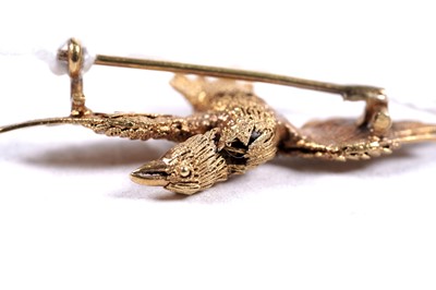 Lot 30 - A Chinese gold filigree brooch in the form of the mythological Fenghuang bird