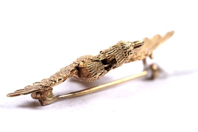 Lot 30 - A Chinese gold filigree brooch in the form of the mythological Fenghuang bird