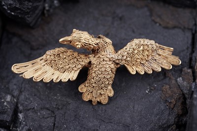 Lot 30 - A Chinese gold filigree brooch in the form of the mythological Fenghuang bird