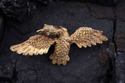 Lot 30 - A Chinese gold filigree brooch in the form of the mythological Fenghuang bird