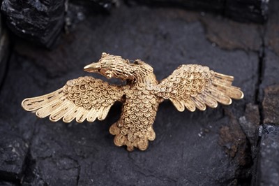 Lot 30 - A Chinese gold filigree brooch in the form of the mythological Fenghuang bird