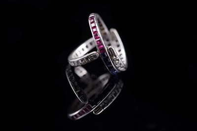 Lot 33 - A sapphire, ruby and white sapphire day-to-night ring