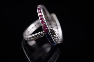 Lot 33 - A sapphire, ruby and white sapphire day-to-night ring
