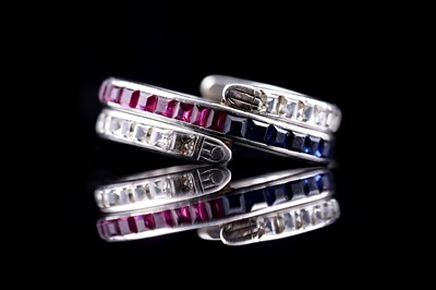 Lot 33 - A sapphire, ruby and white sapphire day-to-night ring