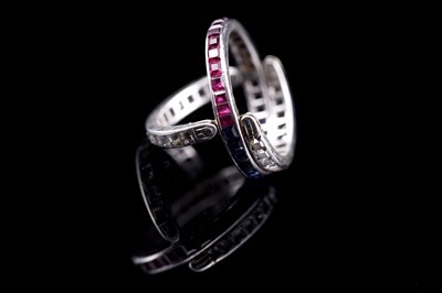 Lot 33 - A sapphire, ruby and white sapphire day-to-night ring