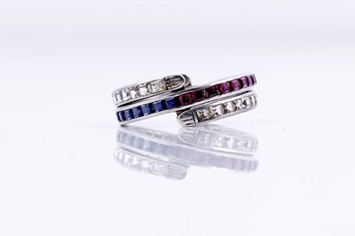 Lot 33 - A sapphire, ruby and white sapphire day-to-night ring