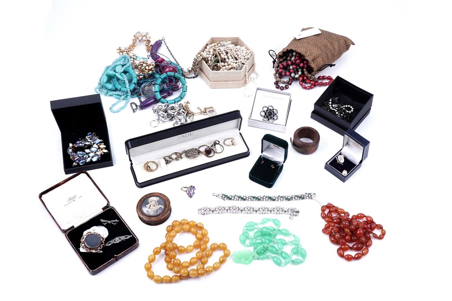 Lot 34 - Antique and vintage jewellery, including: a Victorian mourning brooch