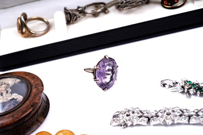 Lot 34 - Antique and vintage jewellery, including: a Victorian mourning brooch