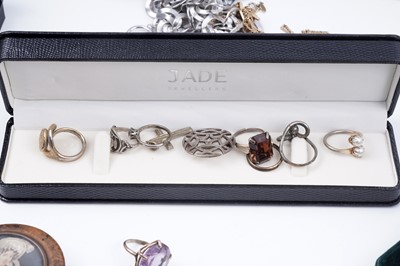 Lot 34 - Antique and vintage jewellery, including: a Victorian mourning brooch