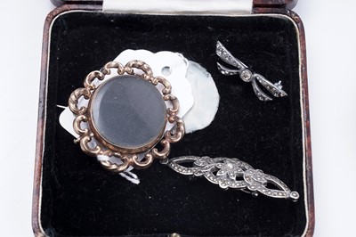 Lot 34 - Antique and vintage jewellery, including: a Victorian mourning brooch