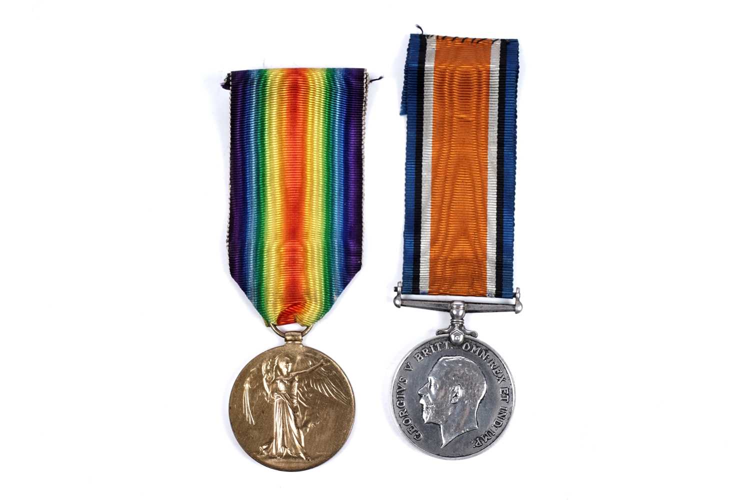 Lot 13 - A pair of First World War general service medals