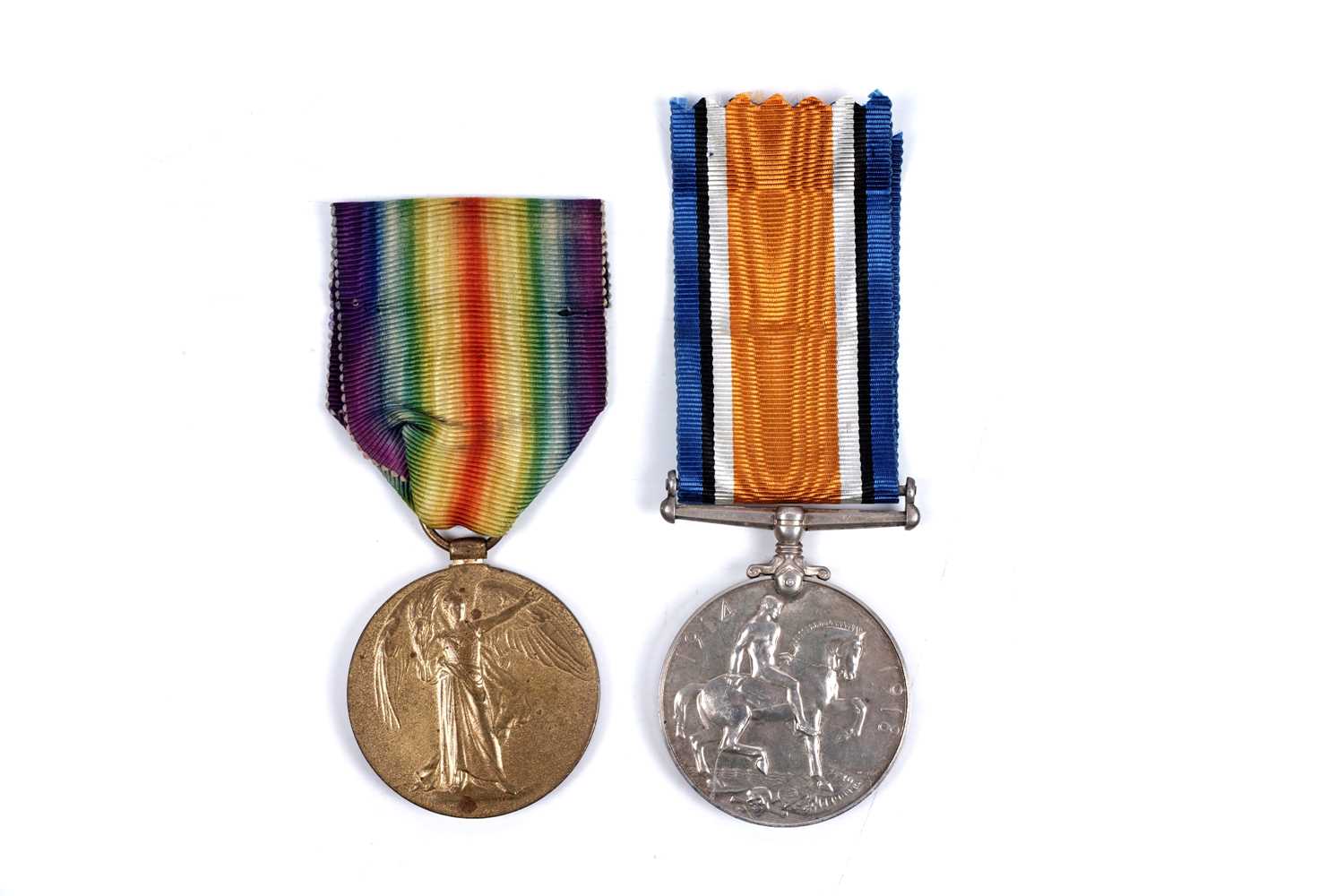 Lot 35 - A pair of First World War general service medals