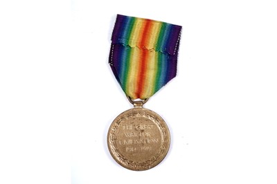 Lot 35 - A pair of First World War general service medals