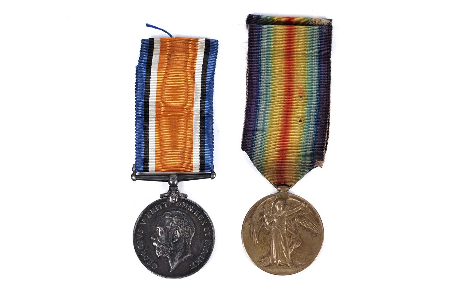 Lot 38 - A pair of First World War general service medals