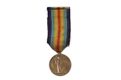 Lot 38 - A pair of First World War general service medals