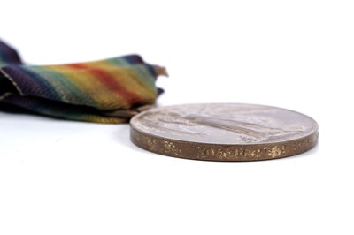 Lot 38 - A pair of First World War general service medals