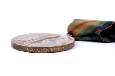 Lot 38 - A pair of First World War general service medals