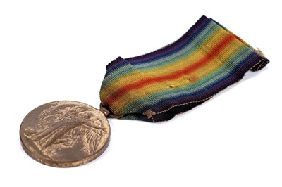 Lot 38 - A pair of First World War general service medals