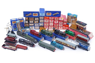 Lot 565 - A collection of Hornby-Dublo 00-gauge model railway