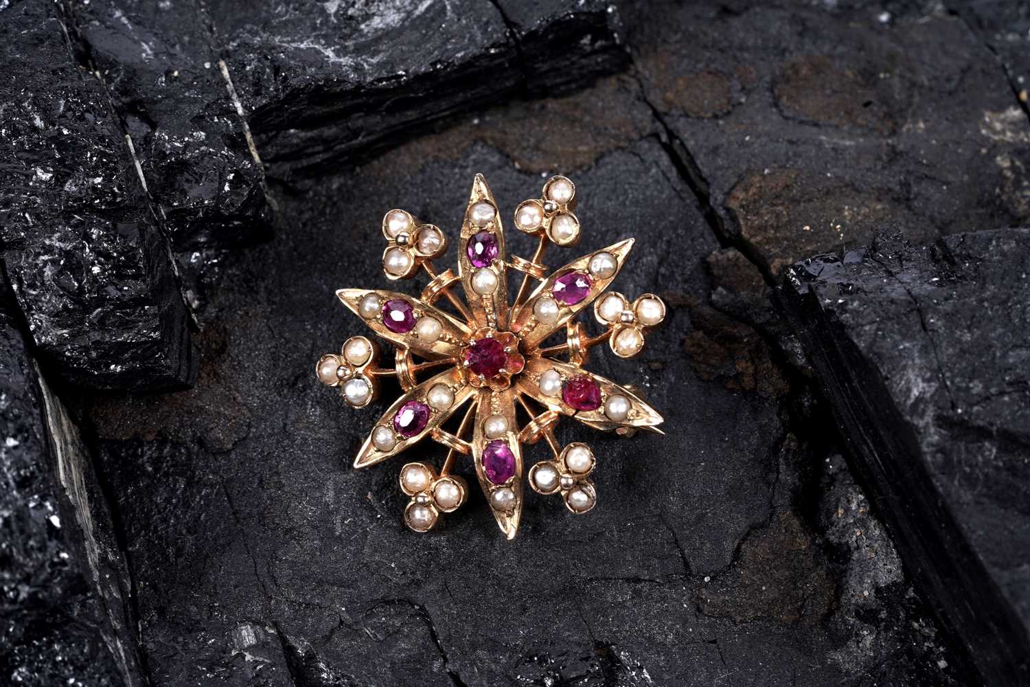 Lot 22 - An Edwardian ruby and split seed pearl brooch