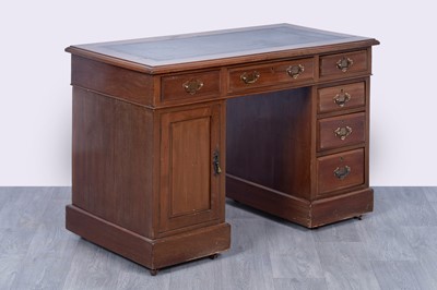 Lot 25 - A Georgian style mahogany pedestal desk
