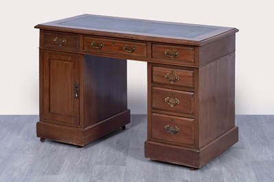 Lot 25 - A Georgian style mahogany pedestal desk