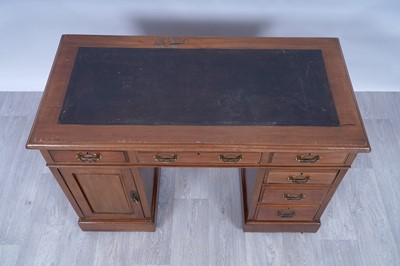 Lot 25 - A Georgian style mahogany pedestal desk