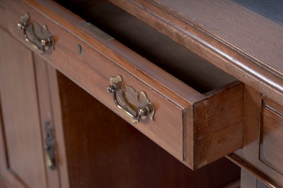 Lot 25 - A Georgian style mahogany pedestal desk