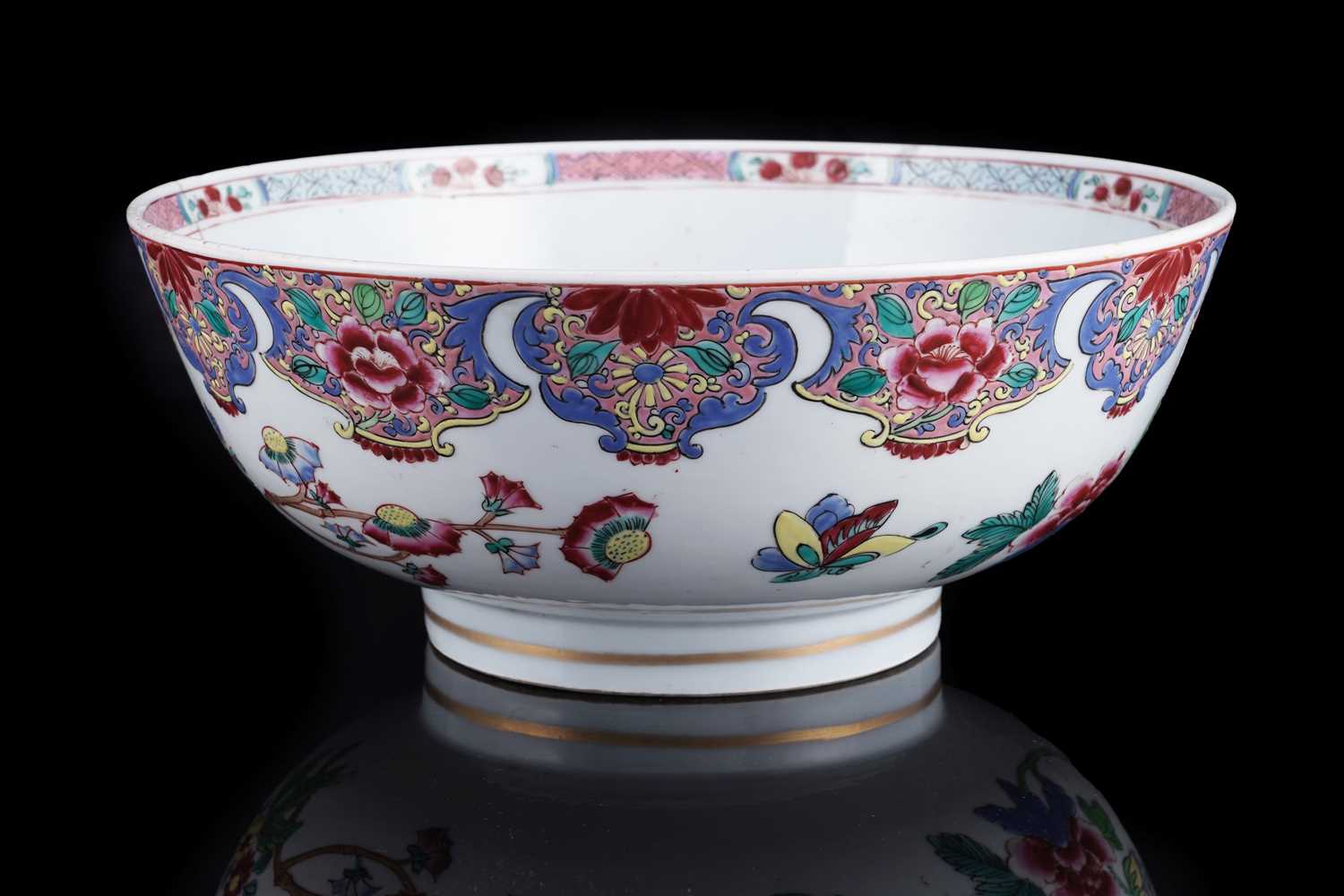 Lot 302 - A Chinese famille rose bowl