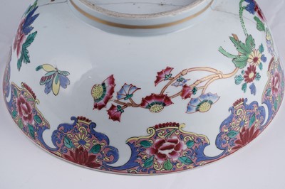 Lot 302 - A Chinese famille rose bowl