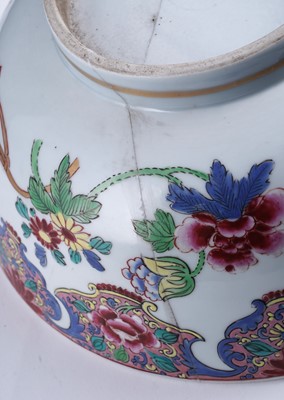Lot 302 - A Chinese famille rose bowl