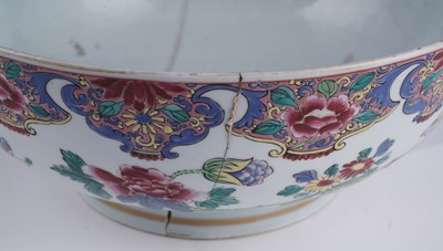 Lot 302 - A Chinese famille rose bowl