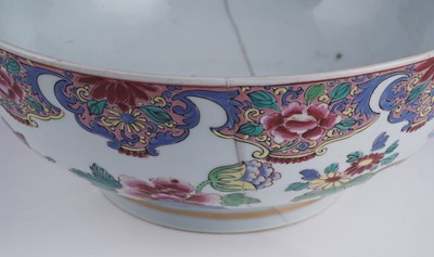 Lot 302 - A Chinese famille rose bowl