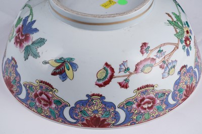 Lot 302 - A Chinese famille rose bowl