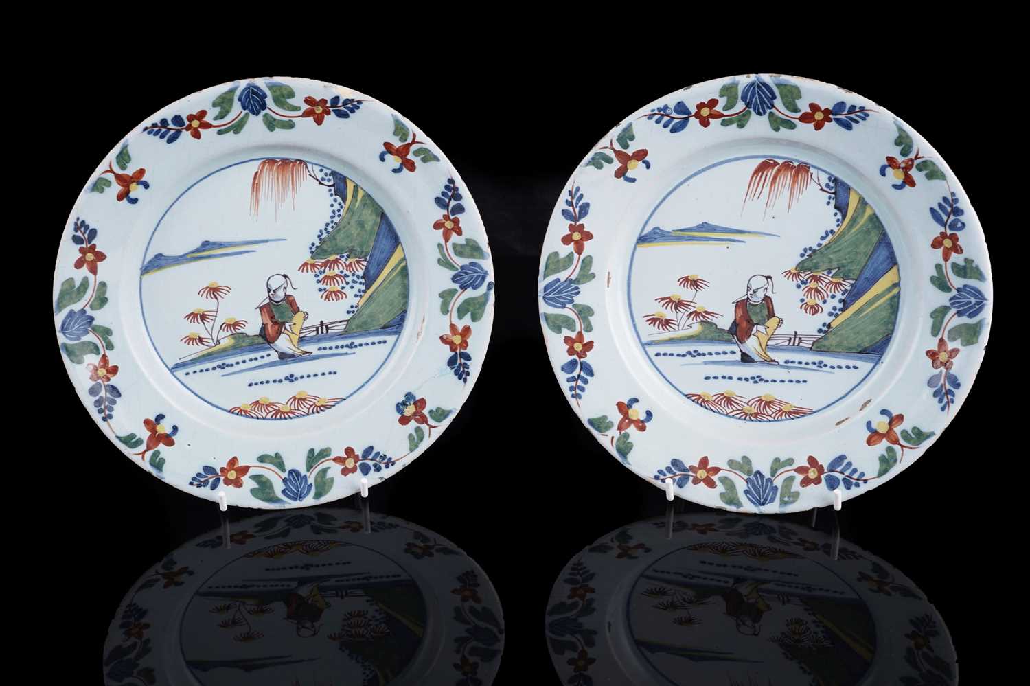 Lot 402 - A pair of Lambeth Delft plates