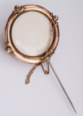 Lot 36 - A Victorian Etruscan revival brooch