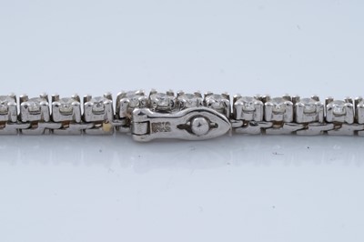 Lot 746 - A diamond tennis necklace