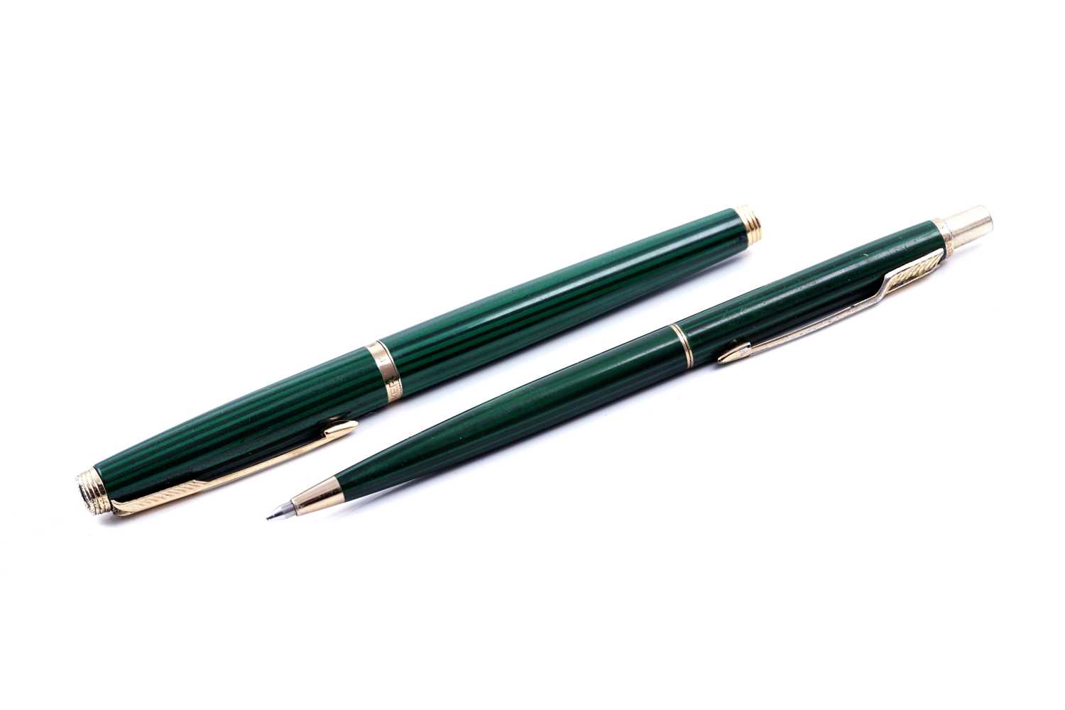 Lot 477 - A Parker fountain pen and ballpoint pen set