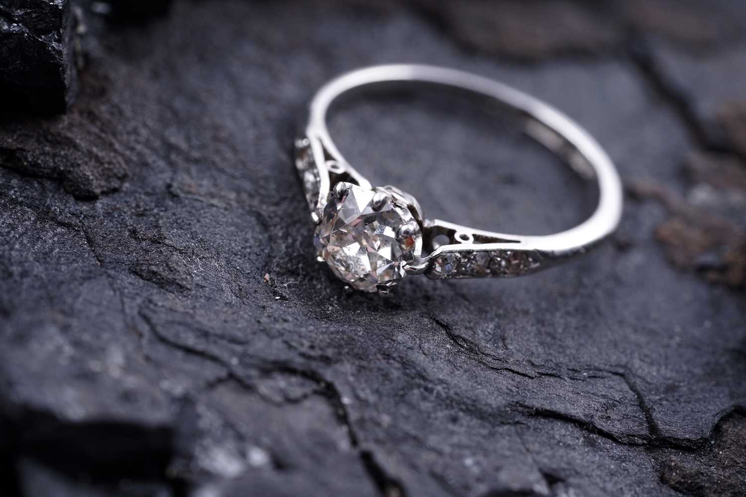 Lot 60 - An early 20th Century Art Deco single stone diamond ring