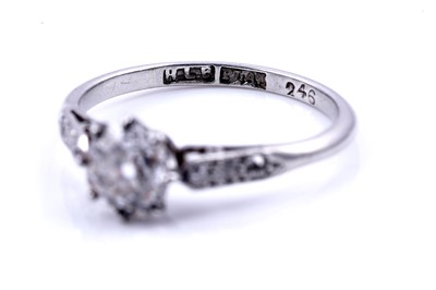 Lot 60 - An early 20th Century Art Deco single stone diamond ring
